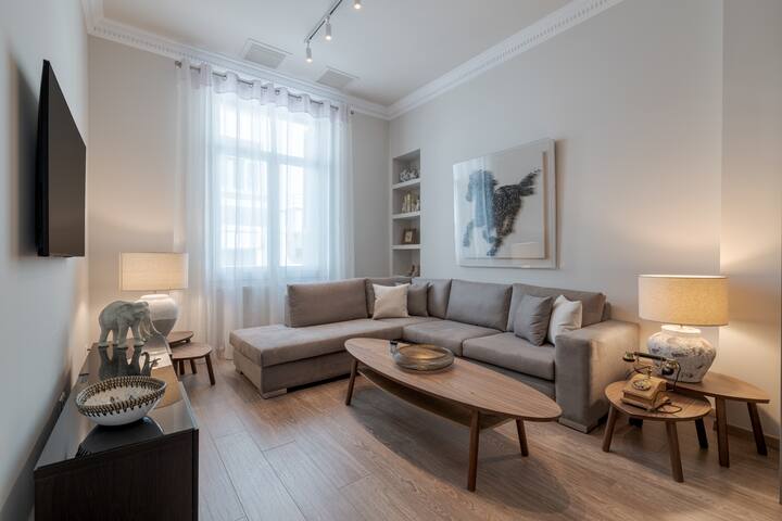 Historic Plaka’s Deluxe Apartment