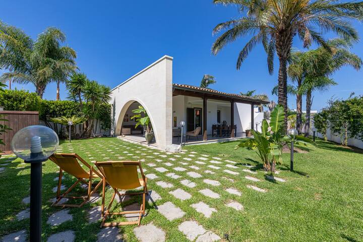 Villa with garden and pool in Torre dell’Orso gallery image 2