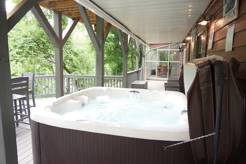 Near WCU~Fire Pit~Hot Tub~Game Room~River Front!