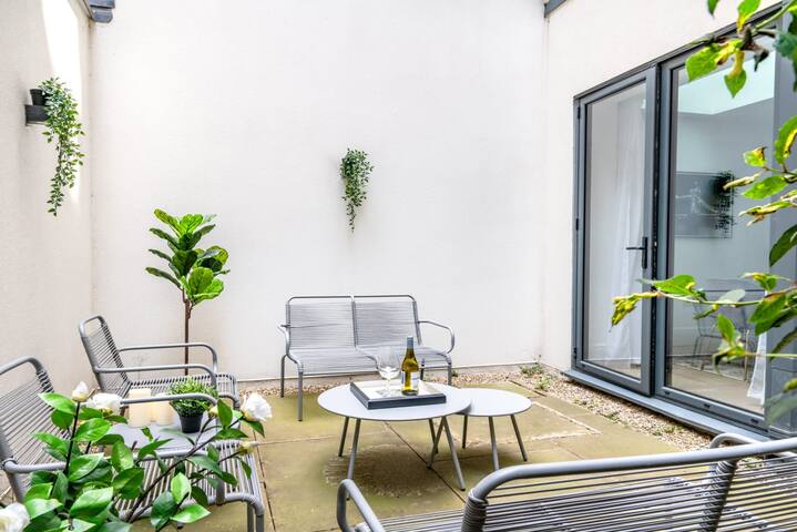 Stylish Lincoln’s Inn Apartment with Outdoor Space gallery image 3