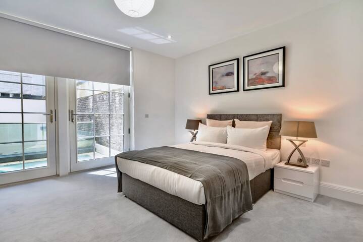 Stylish Lincoln’s Inn Apartment with Outdoor Space gallery image 4