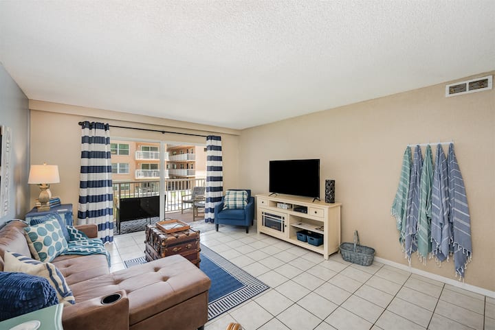 Barefoot Bungalow: 2b/2b Poolside Ocean View - Cocoa Beach, FL