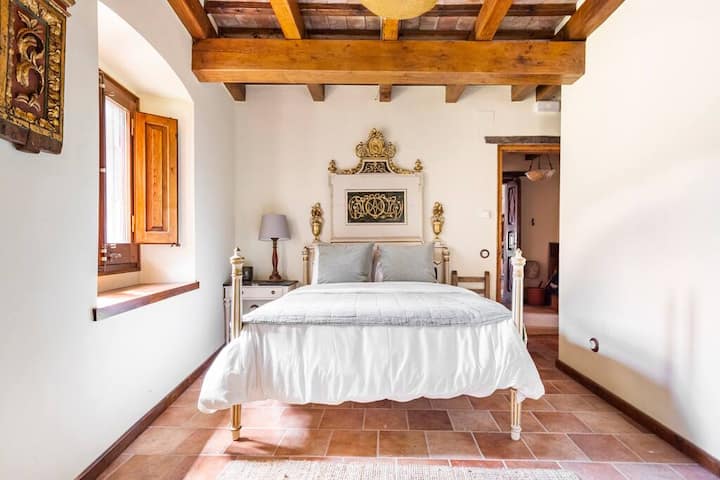 Ფრანგული სტილის საწოლის ზოგადი ხედი პოლიქრომის დეტალებითა და შესაბამისი თავსაფრით. 