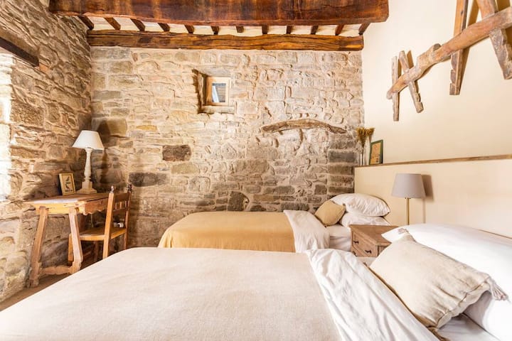 Ლა ‑ იზაბელის ოთახში ორი ორადგილიანი საწოლის პოვნაა შესაძლებელი. Ქვის კედლებზე თავდაპირველი კონსტრუქციის ძველ დეტალებს ვხედავთ. 