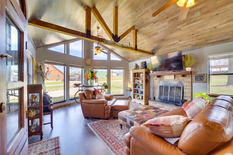 Incredible Log Home: 1 Mile from Lake Tenkiller