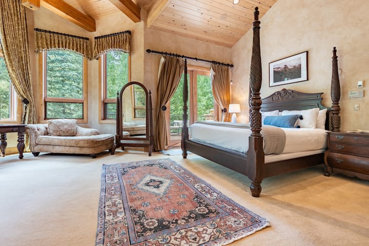 De primaire slaapkamer is voorzien van een kingsize bed.