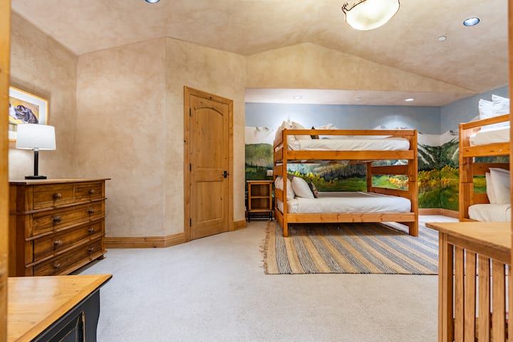 Slaapkamer 3 beschikt over twee stapelbedden.