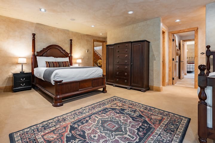 Slaapkamer 8 heeft een queensize bed en een volledig bed.