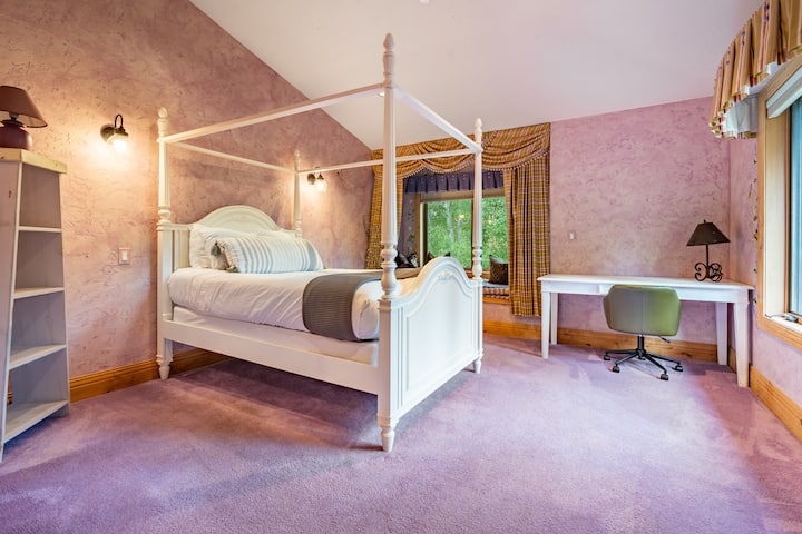 Slaapkamer 6 beschikt over een queensize bed.