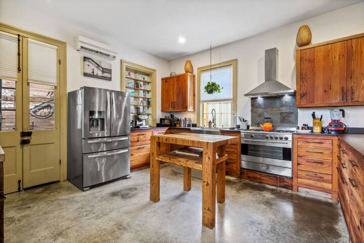 Charming Historic House w Pool & Hot Tub 5 BR|3 BA gallery image 3