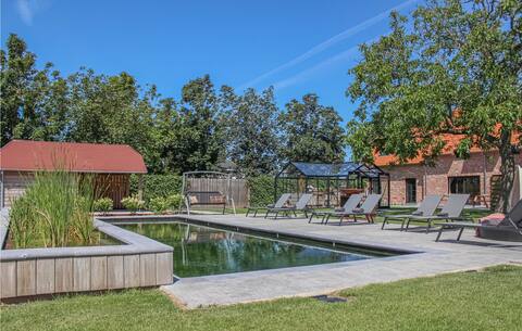 Cozy home in Diksmuide with outdoor swimming pool