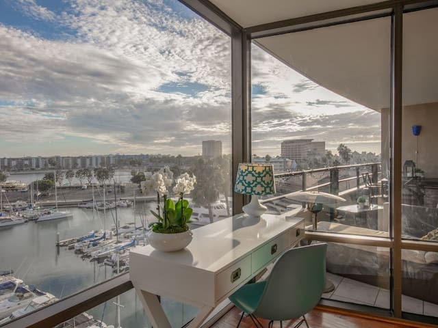 Waterfront Marina Views + Walk to Beach,Gym, Pools