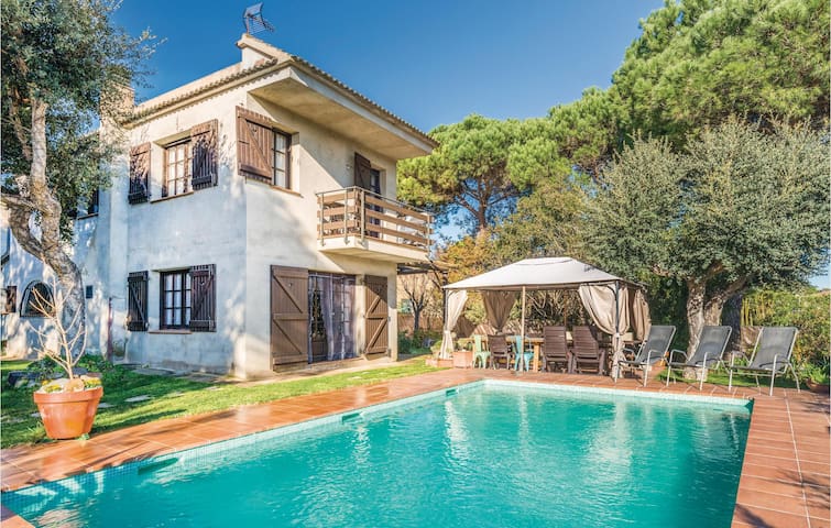 Lovely home in Vidreres with WiFi