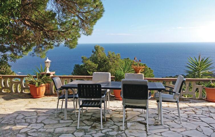 Cozy home in Blanes with house sea view gallery image 4