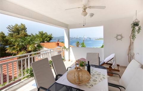 Awesome apartment in Klek with house sea view