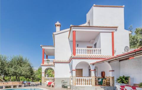 9 bedroom beautiful home in Sayalonga