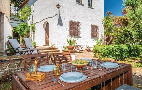 Cozy home in Tossa de Mar with WiFi