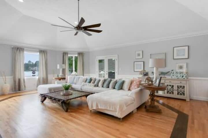 Cavalier Manor: Pool, Luxury Home, & Scenic Views - Portsmouth, VA