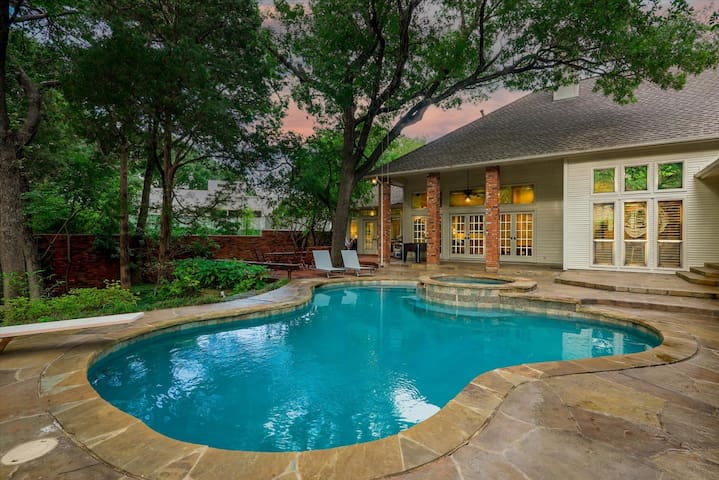 Dallas Gem 5 Bedrooms Home with Pool, Game Room