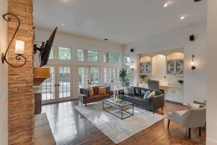 Dallas Gem 5 Bedrooms Home with Pool, Game Room gallery image 2