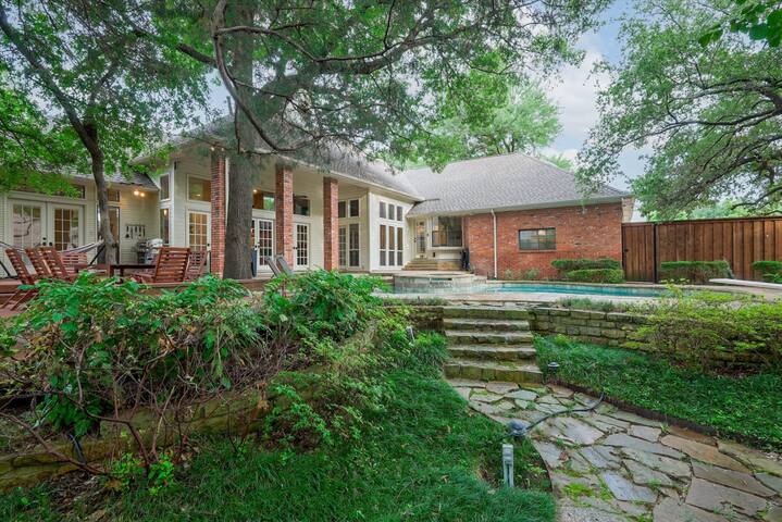 Dallas Gem 5 Bedrooms Home with Pool, Game Room gallery image 4