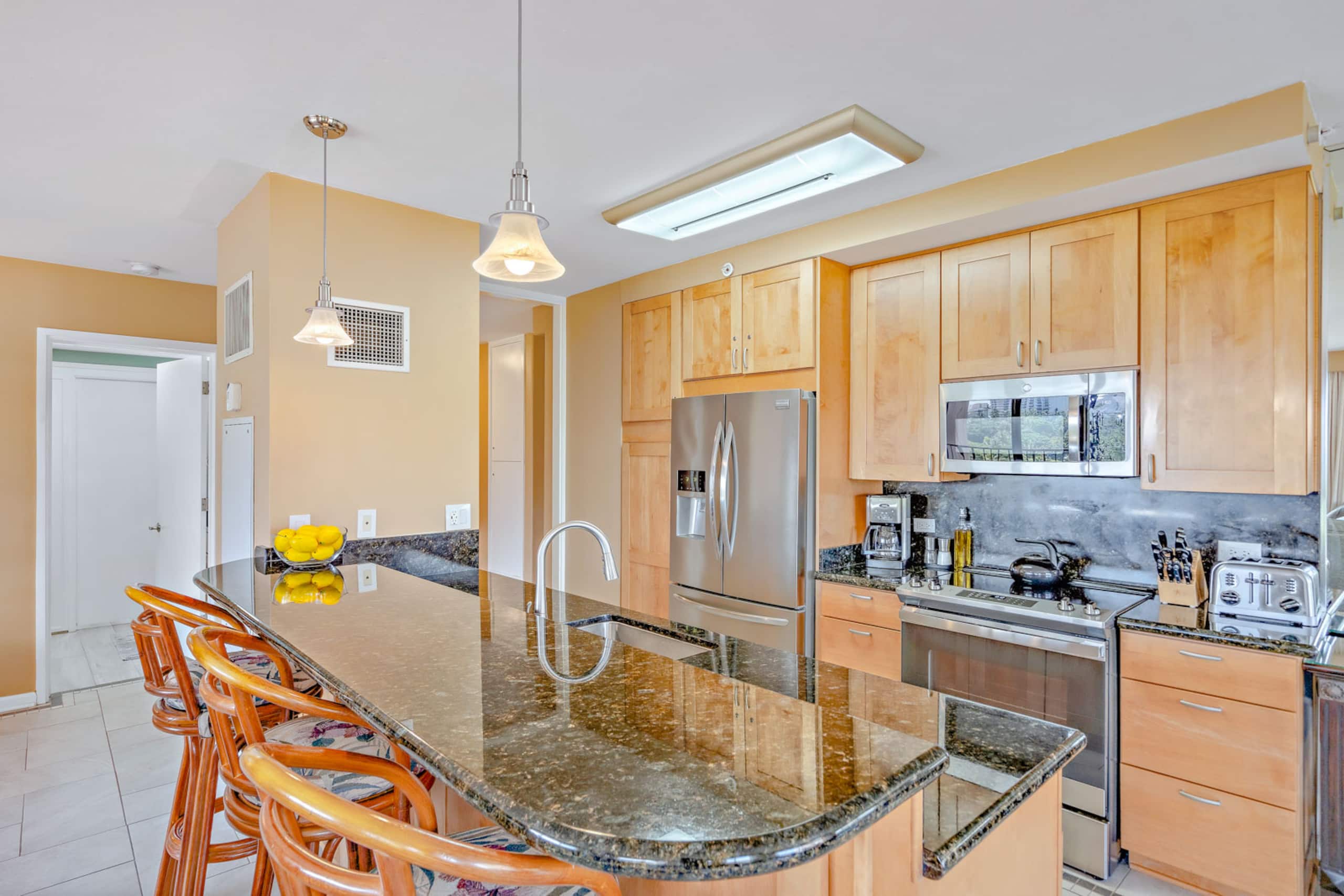 Condo in Lahaina · ★4.9 · 2 bedrooms · 4 beds · 2 shared baths - Image 12