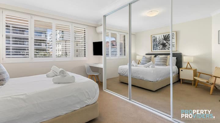 Camera da letto principale con angolo studio