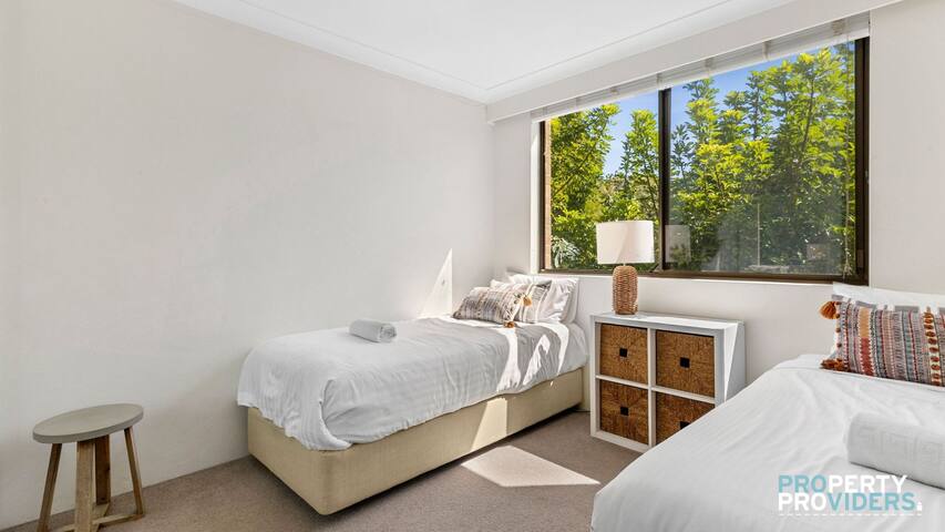 Top Floor Apartment – 50m to sand + parking gallery image 3