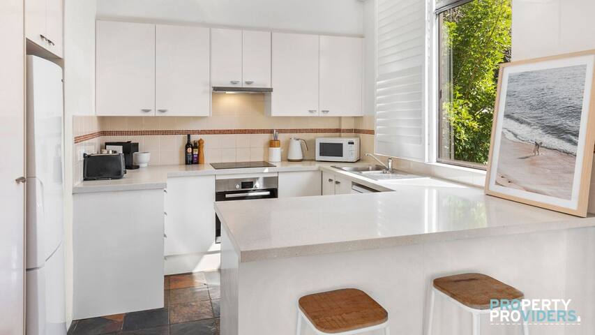 Top Floor Apartment – 50m to sand + parking gallery image 5