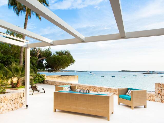 Es Turó, luxury beachfront apartment in Colonia San Jordi gallery image 2