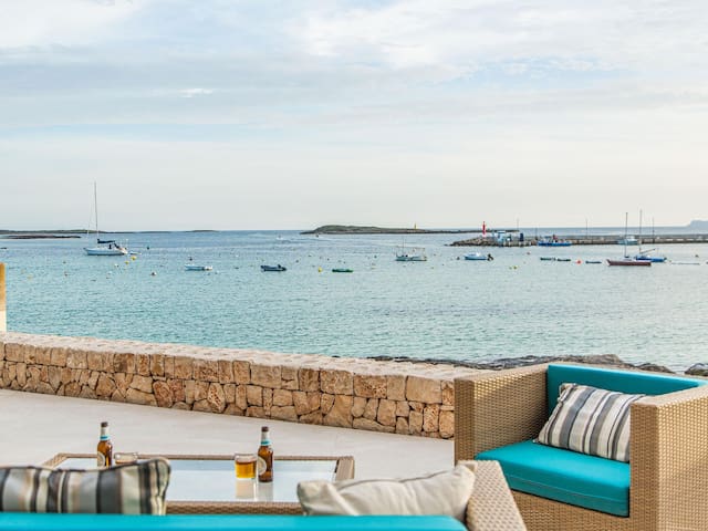 Es Turó, luxury beachfront apartment in Colonia San Jordi
