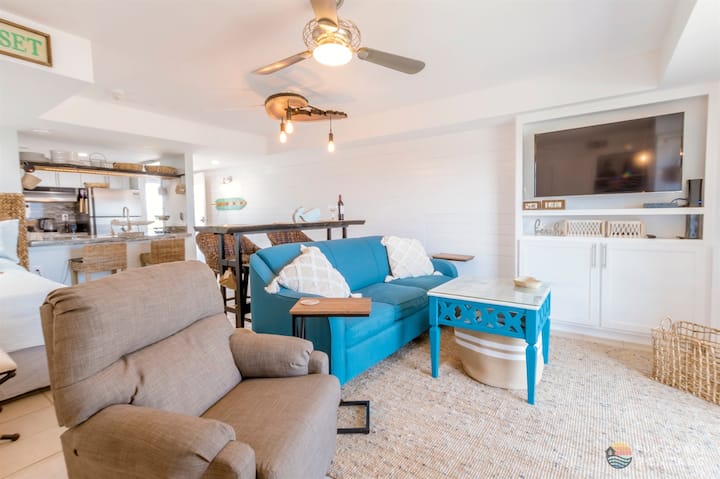 Ocean View Balcony Studio Steps From Beach & Pool - New Smyrna Beach, FL