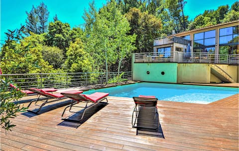 Amazing home in Sauveterre with WiFi