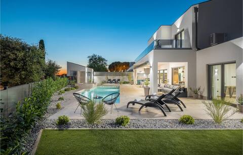 4 bedroom beautiful home in Banjole