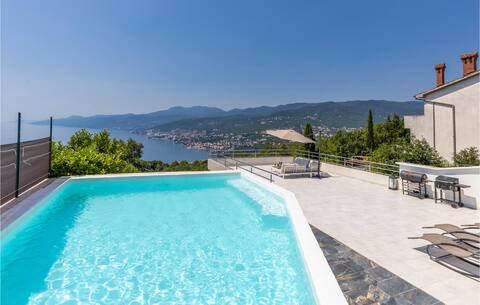 Amazing apartment in Rijeka with WiFi
