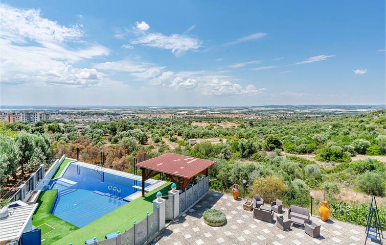 Cozy home in Grottaglie with kitchen gallery image 2