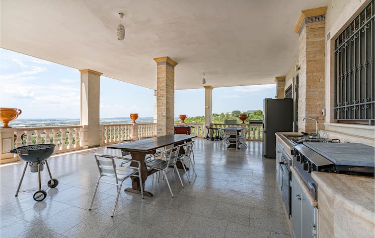 Cozy home in Grottaglie with kitchen gallery image 4