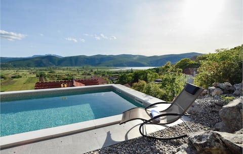 2 bedroom awesome home in Donji Prolozac