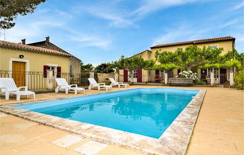 Cozy home in Maillane with outdoor swimming pool