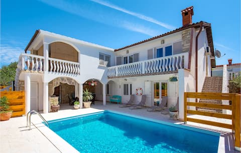 6 bedroom beautiful home in Povljana