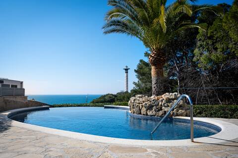 AT033 Villa with private pool and sea views