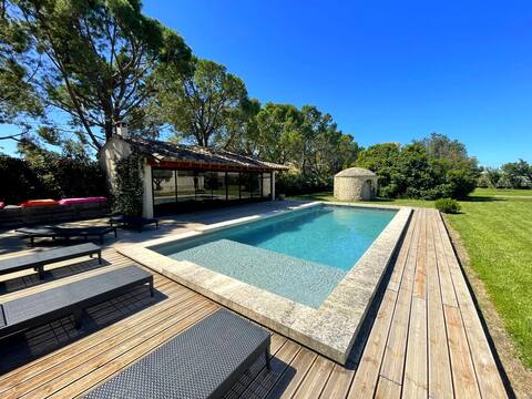 Beautiful contemporary villa swimming pool and