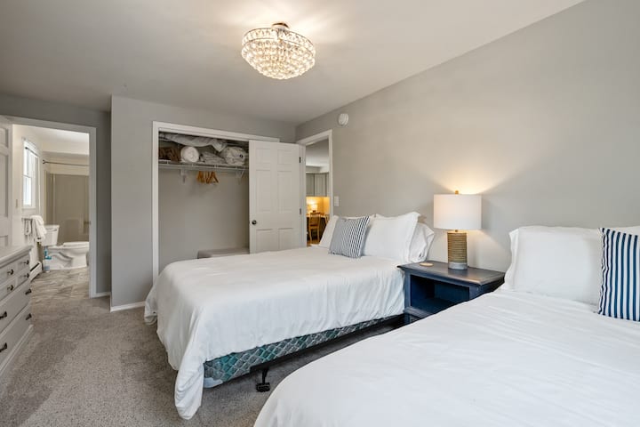 Спалня №2 (горно ниво) включва 2 пълни легла и климатик с прозорец