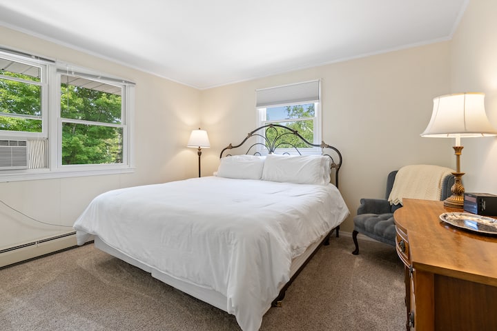 Основна спалня (горно ниво): голямо двойно легло и климатик с прозорец