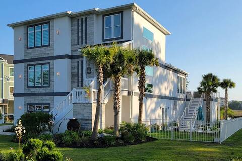 Beach House w/Pool & 2 Golf Carts.  WALK TO BEACH