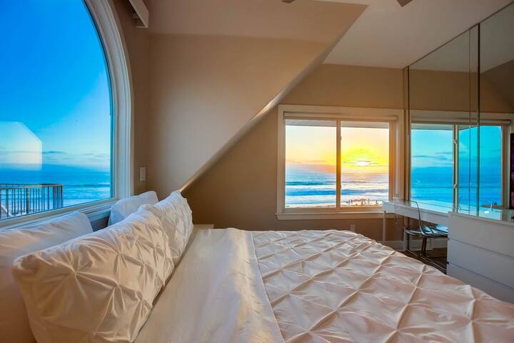 ~40’ Ocean Front – 3 Levels – Hot Tub – Patio gallery image 2