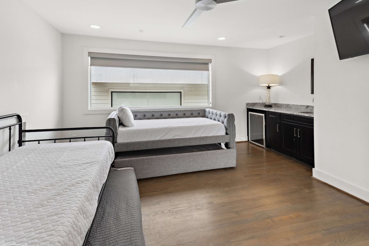 საძინებელი 3: 2 ერთადგილიანი საწოლი გასაშლელი საწოლით 