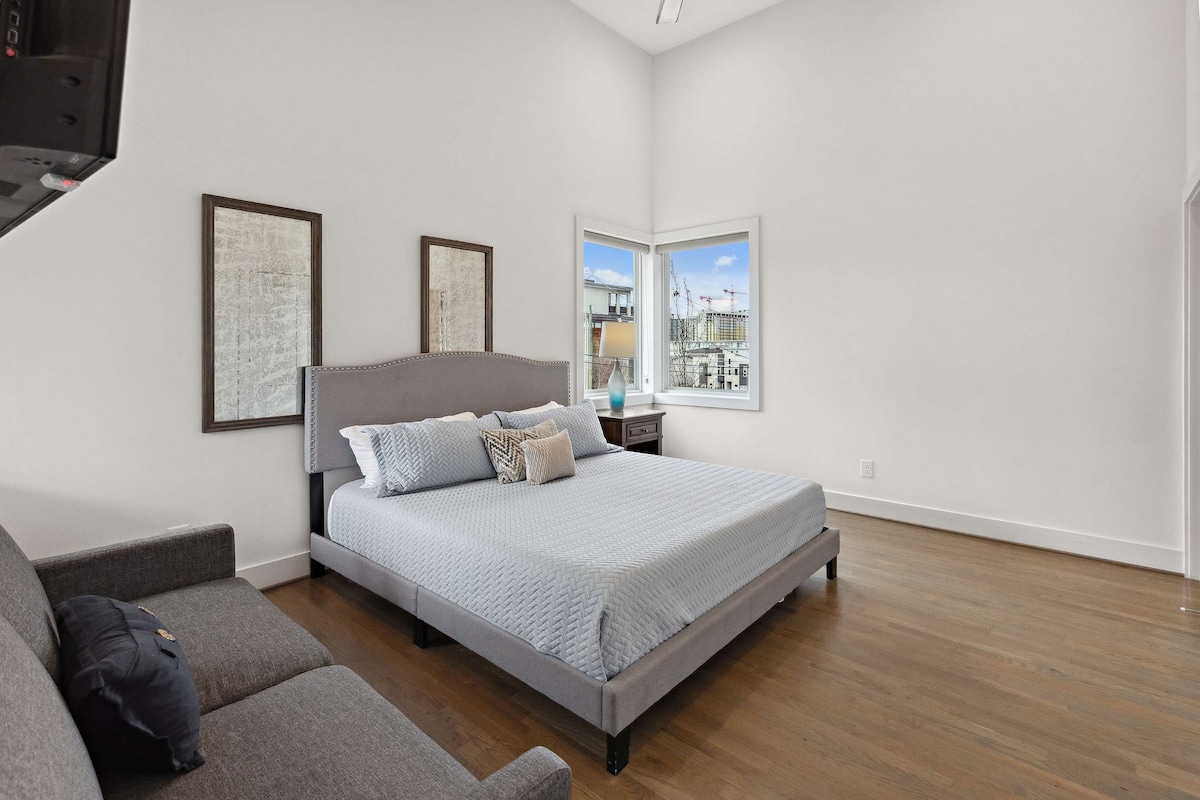 საძინებელი 2: საწოლი 193×203 სმ, გასაშლელი დივანი და პირადი სააბაზანო
