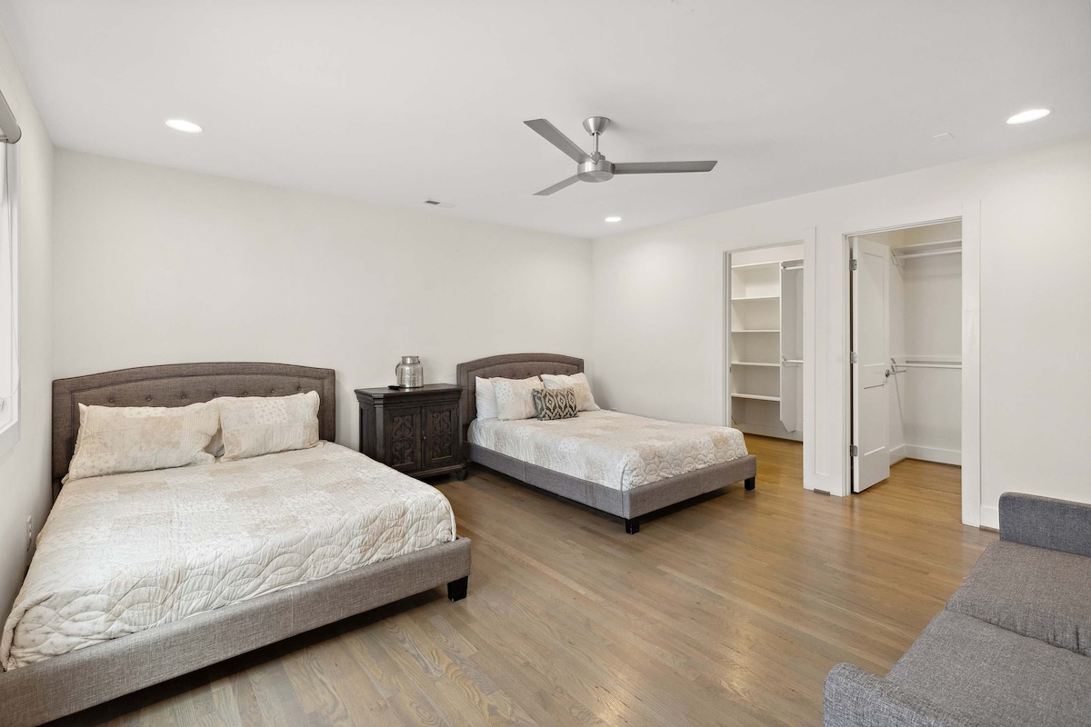 საძინებელი 1: 2 საწოლი 152×203 სმ, 1 გასაშლელი დივანი და პირადი სააბაზანო
