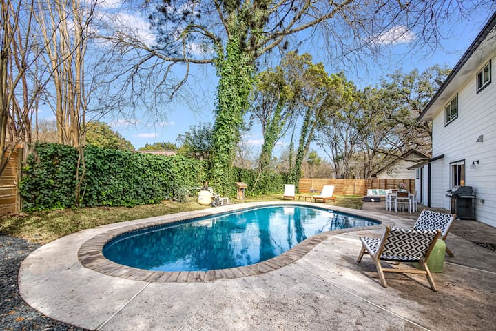 Hot Tub! Heated Pool! BBQ! Loft in Trees+Airstream